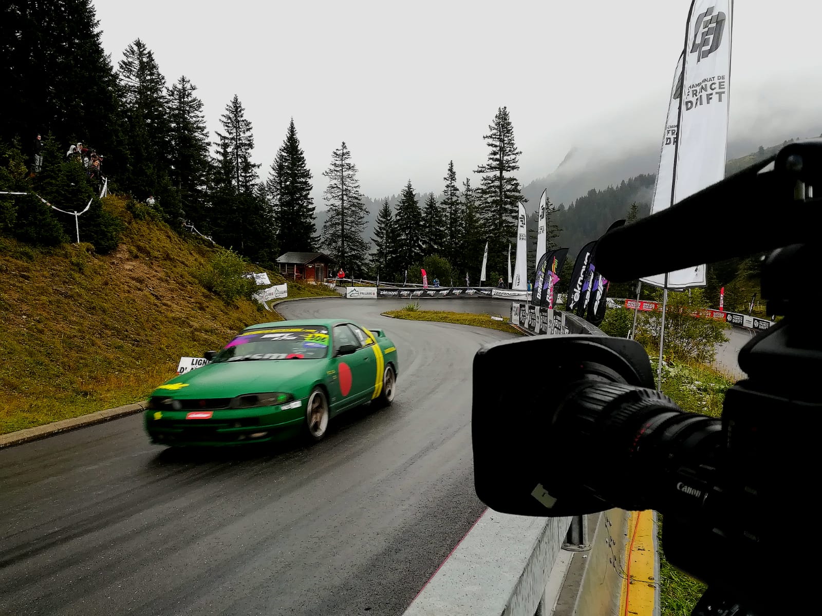 LIVESAT Techniques, vehicles and broadcast services (2: personalizations on soccer fields)